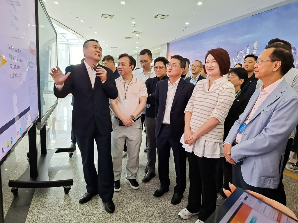 立法會議員於北京市12345市民熱線服務中心視察服務流程，了解中心如何運用人工智能和大數據推動「主動治理」。