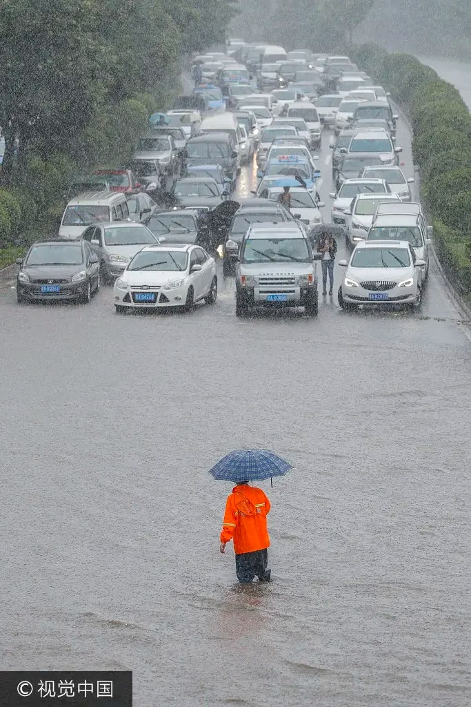 武汉街道出现严重水浸。  