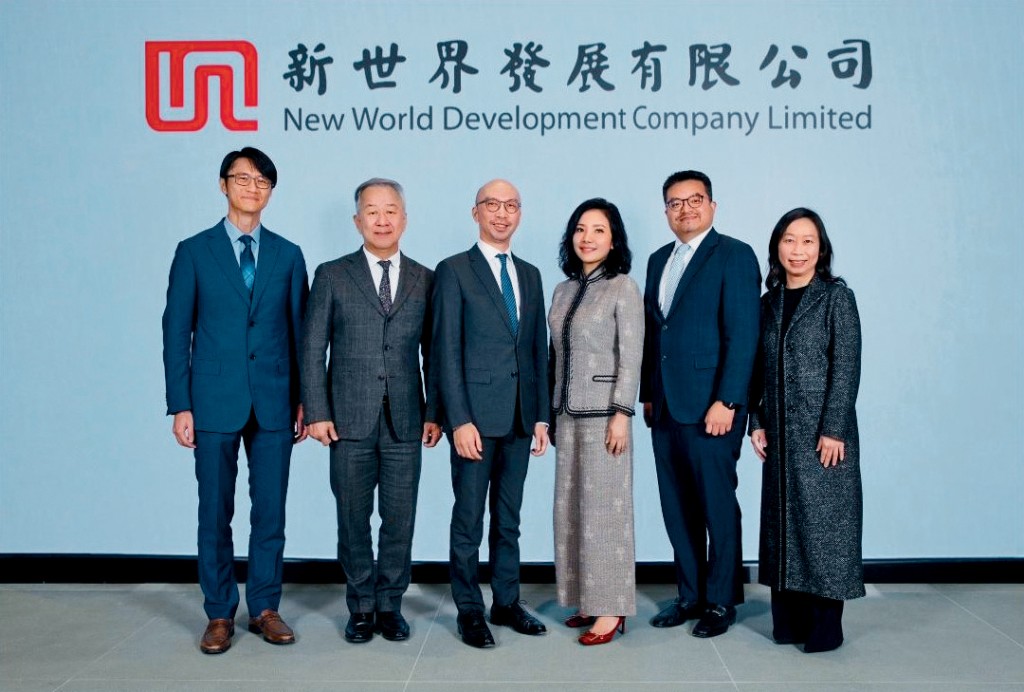 新世界新領導班子,由黃少媚(右三)擔任發展執行董事兼行政總裁,劉富强(右二)任執行董事兼首席財務總監,何智恒(左三)任執行董事。