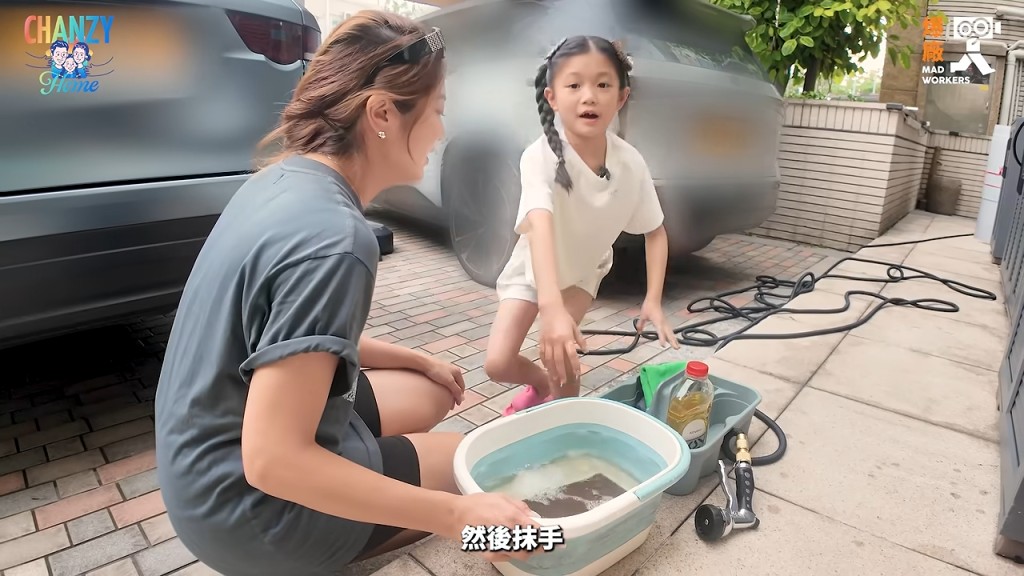 單文柔與小豬比母女檔拍住上,準備好工具開始洗車。 單文柔與小豬比母女檔拍住上,準備好工具開始洗車。