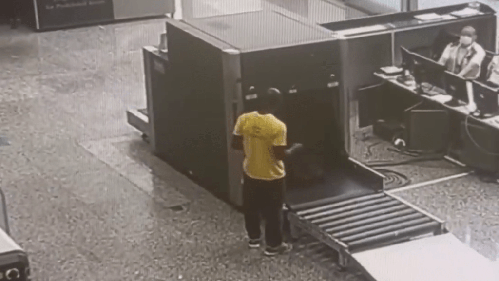 黑人男子人體藏毒,被廣州白雲機場海關關員截查。 黑人男子人體藏毒,被廣州白雲機場海關關員截查。
