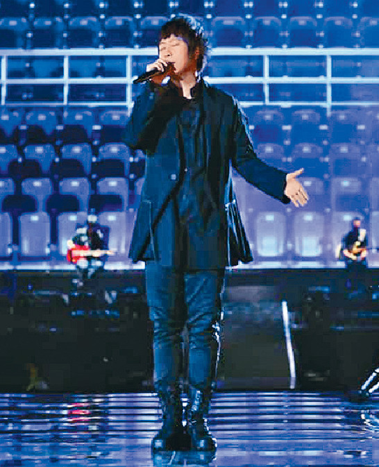 ■阿信在台上唱得十分投入。
