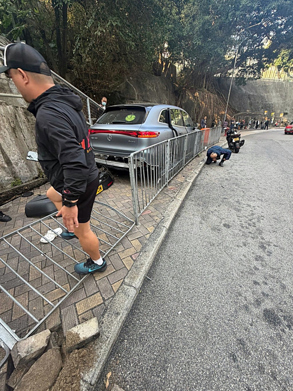 私家車失控剷上行人路。網圖 私家車失控剷上行人路。網圖