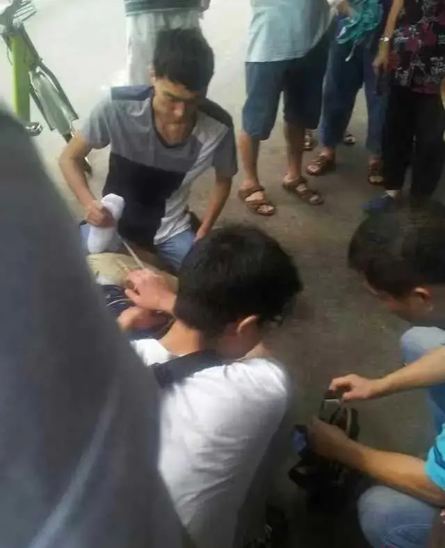 高广辉帮忙摁住小偷照片。 红星新闻