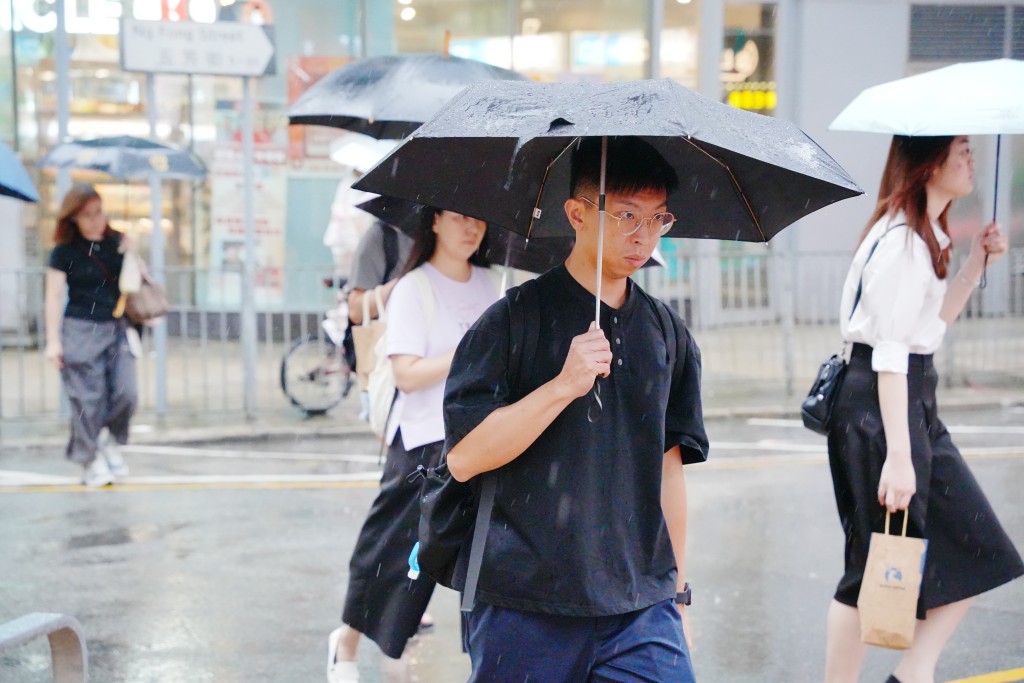 稍後驟雨逐漸減少。吹和緩南至東南風，初時離岸風勢間中清勁。