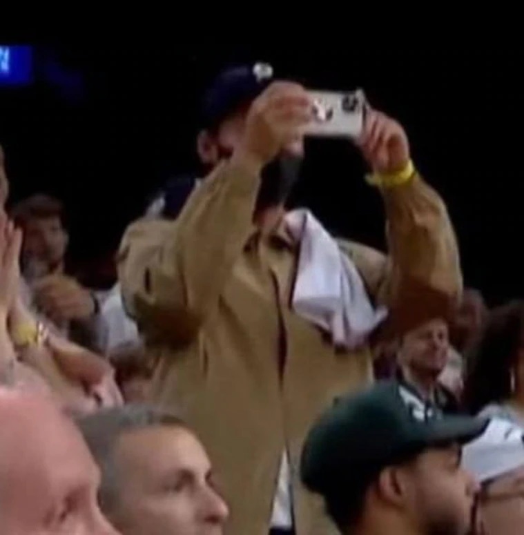 玄彬站起為NBA賽事拍照，表現興奮。