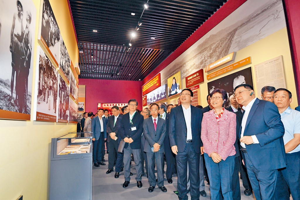 ■林郑月娥早前率领访问团到访深圳，参观广东改革开放四十周年展览。图示林郑月娥（前排右二）、深圳市委书记王伟中（前排右一）等。