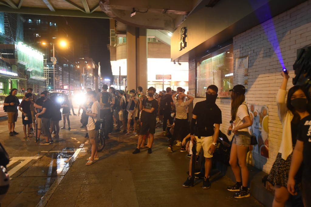 当晚大批示威者在深水埗警署外聚集。资料图片