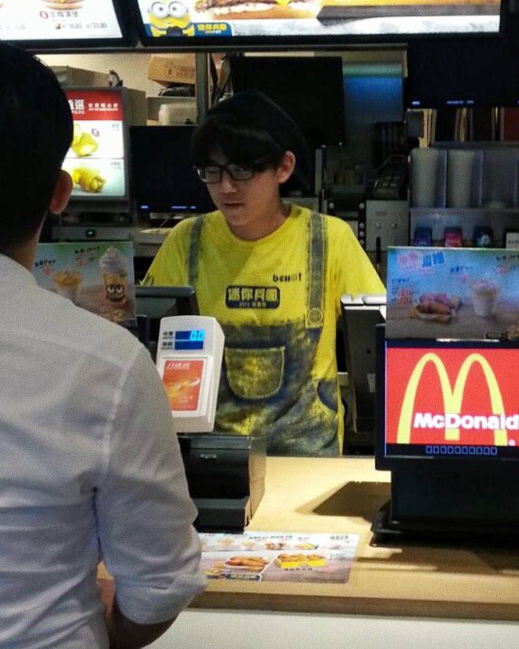 另一位人氣王、MIRROR成員姜濤都曾於該快餐店打過工，近年更成為代言人。