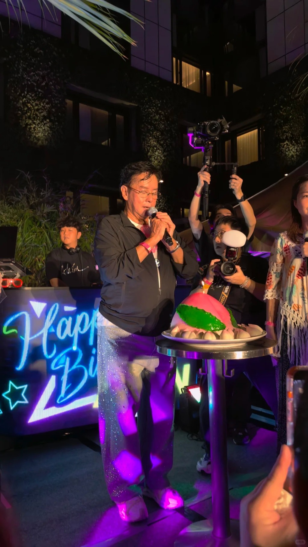 譚詠麟有壽桃生日蛋糕。