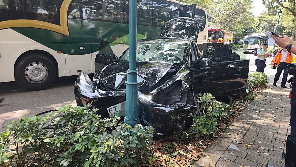 私家車撼燈柱停下。fb:車cam L(香港群組) 私家車撼燈柱停下。fb:車cam L(香港群組)