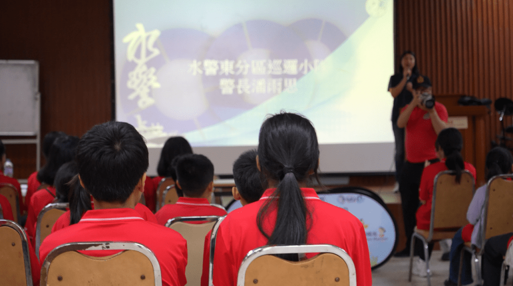 水警人員在講座上向學員教授海上安全意識。