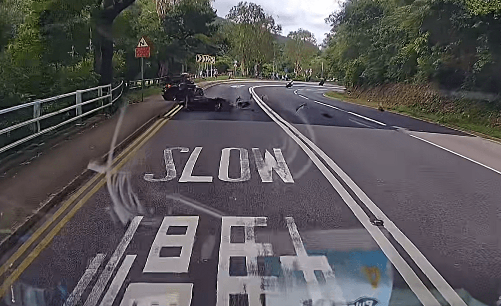 兩車發生猛烈相撞。fb：車cam L（香港群組）