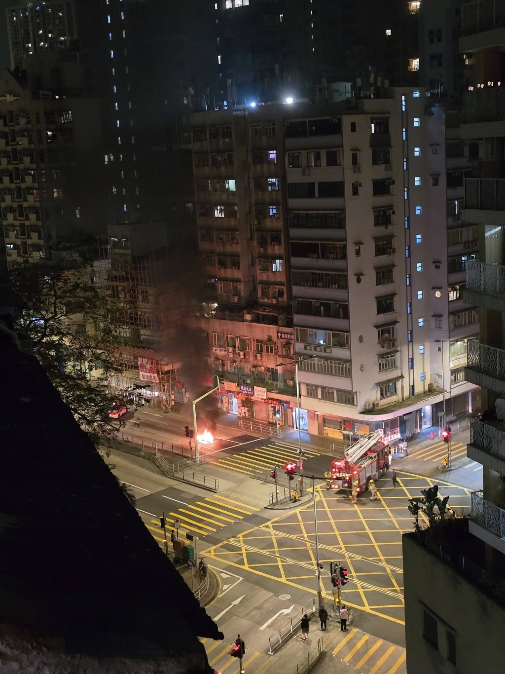 電單車陷入火海，濃煙冒出半空。To Kwa Wan 土瓜灣之友@Stallone Cwh