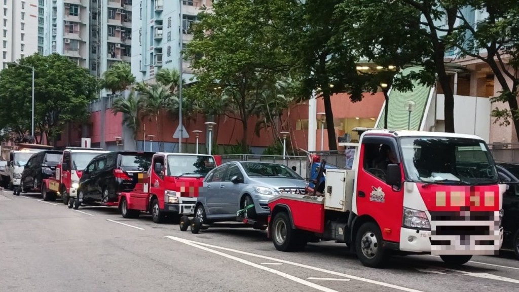 警方共拖走11輛違泊車輛。警方圖片