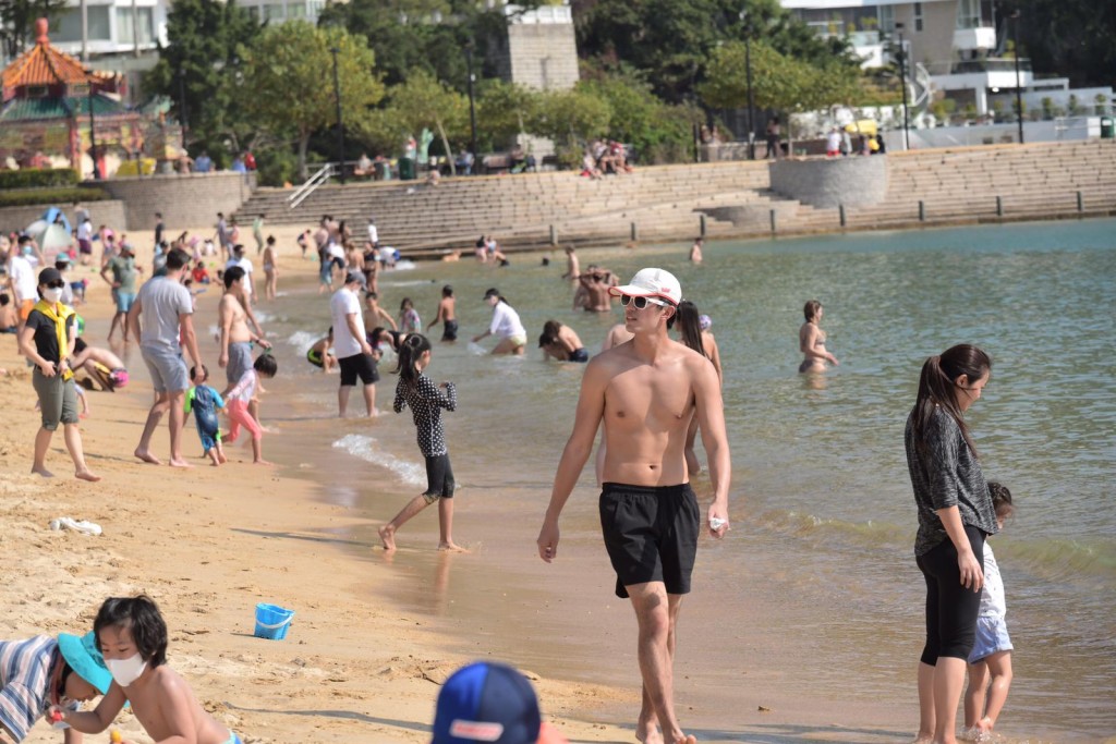 本港今日天气炎热，浅水湾泳滩出现人潮。
