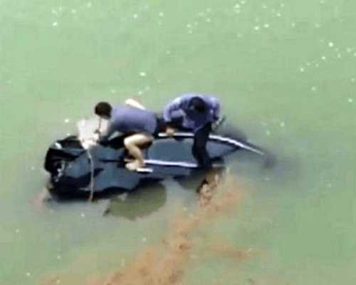 汽车坠河后慢慢沉没。网图