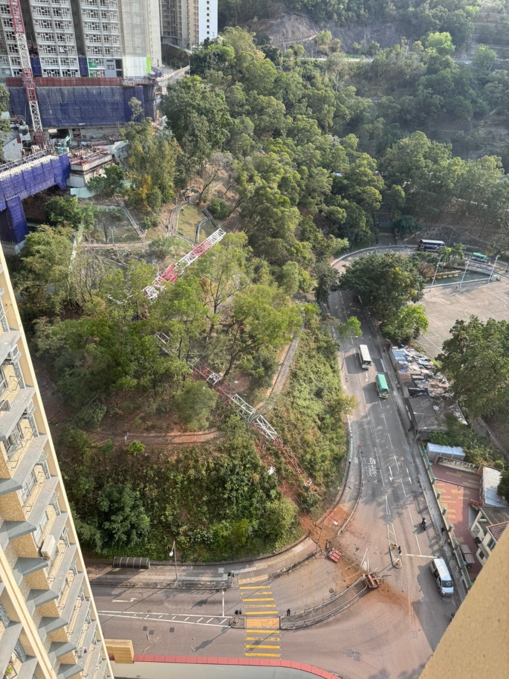 天秤倒塌於山坡之上。FB：葵盛社區事務關注組