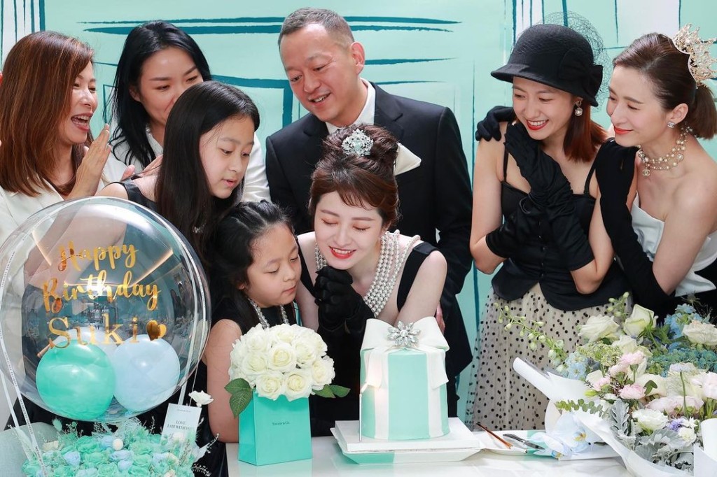 其中一张大合照徐淑敏丈夫王浩及两个女儿都有入镜。