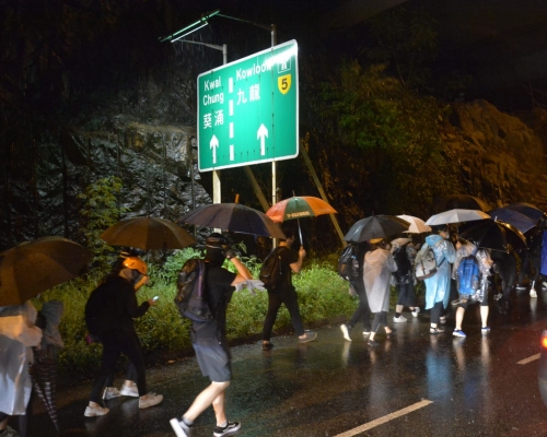 部分示威者沿荃灣路公路往葵芳撤退