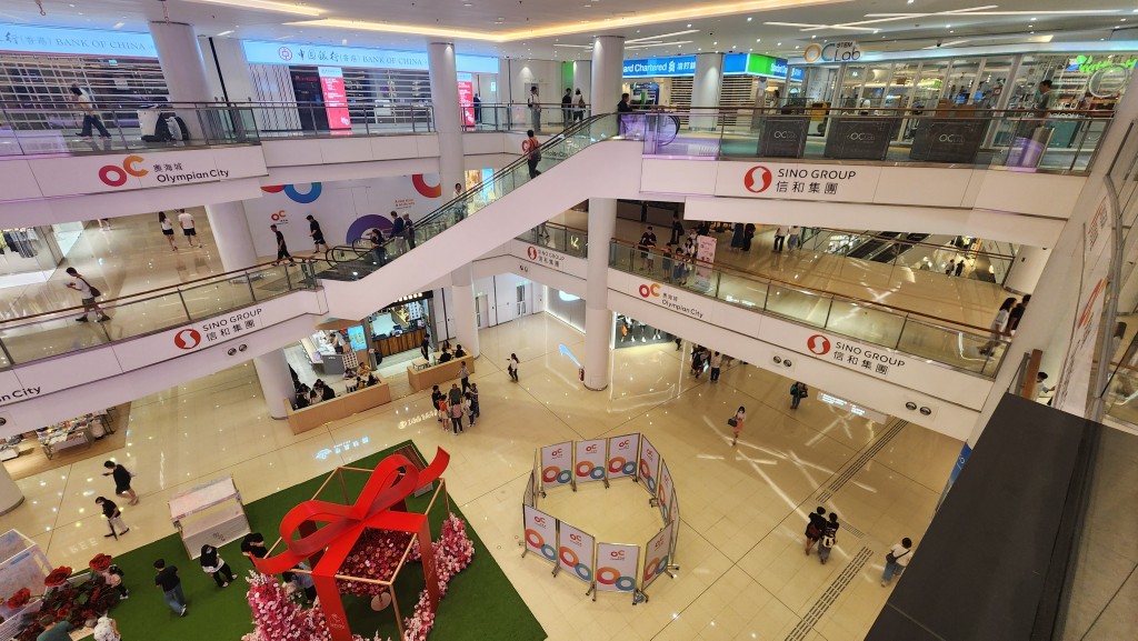 奧海城女子商場中庭危坐 墮地受傷送院