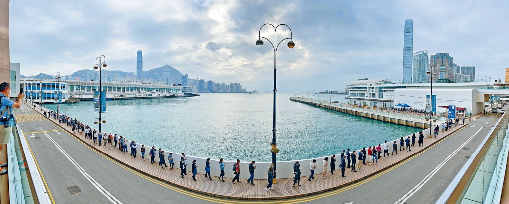 海港城流動檢測站大排長龍，逾百人排隊等候。