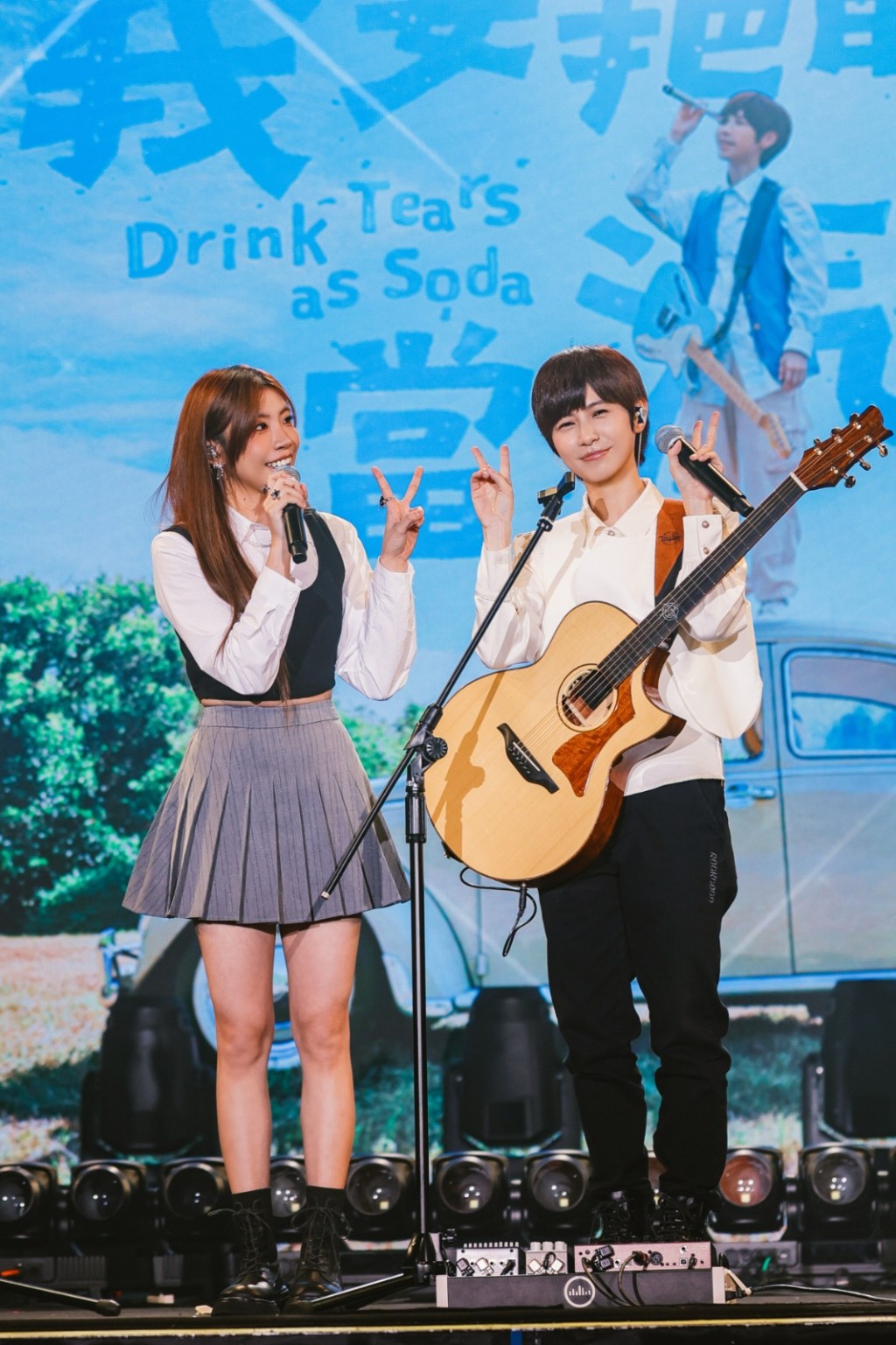 魏嘉瑩展開《我要把眼淚當汽水》演唱會首場演出，找來好友小V（郁采真）做嘉賓。