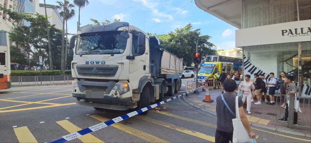 一輛泥頭車左轉入銅鑼灣道時，將踩單車的南亞漢撞倒並捲入車底。林思明攝