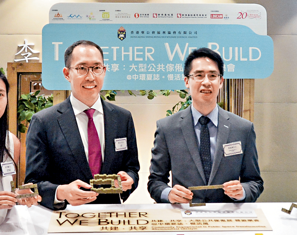 信和集團主席黃永光(左)向員工發信，呼籲踴躍投票。右為新鴻基地產執董郭基煇。