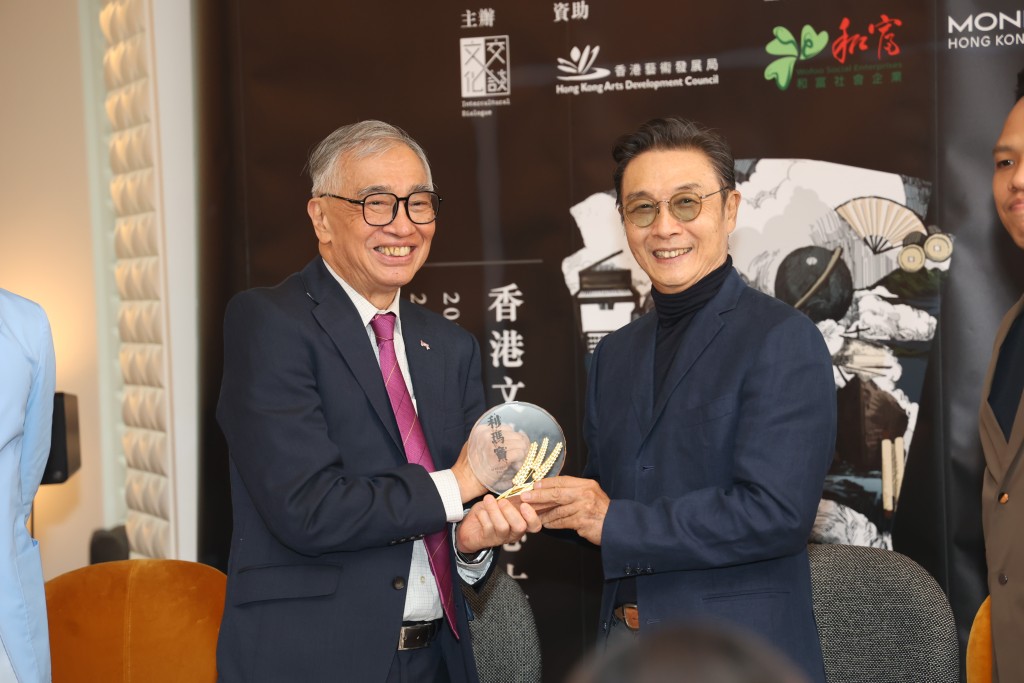刘松仁获剧团致送「利玛窦精神奖」。