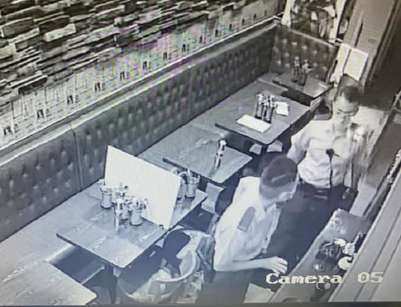 有食店指控警員闖入搜查店內物品。La Tessa圖片