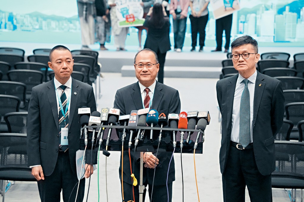 左起：香港賽馬會內地事務部主管陳岳鵬、中華總商會會長蔡冠森及強制性計劃管理局行政總監鄭恩賜，出席立法會換屆選舉啟動禮。