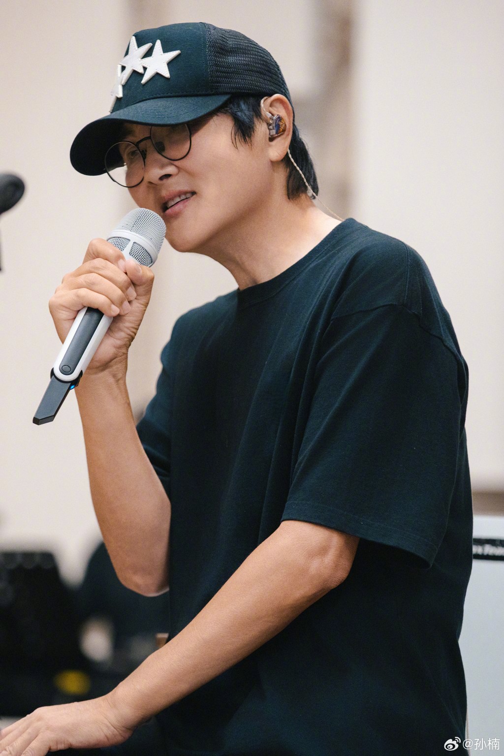 內地實力唱將孫楠在練習中,投入演唱。 內地實力唱將孫楠在練習中,投入演唱。