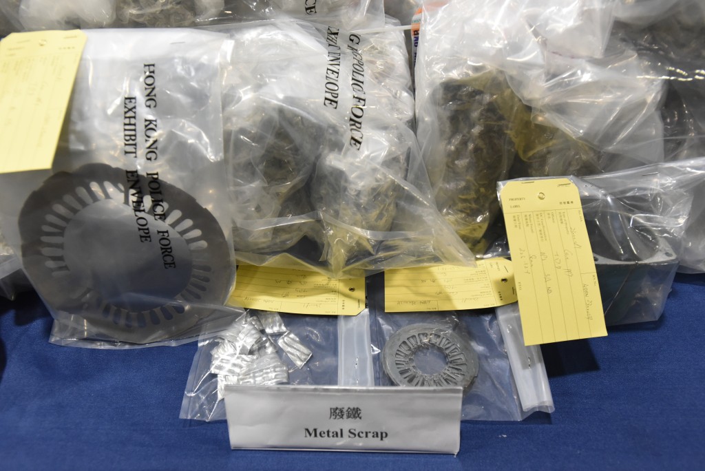 警方展示掩飾大麻花的廢鐵。黃文威攝