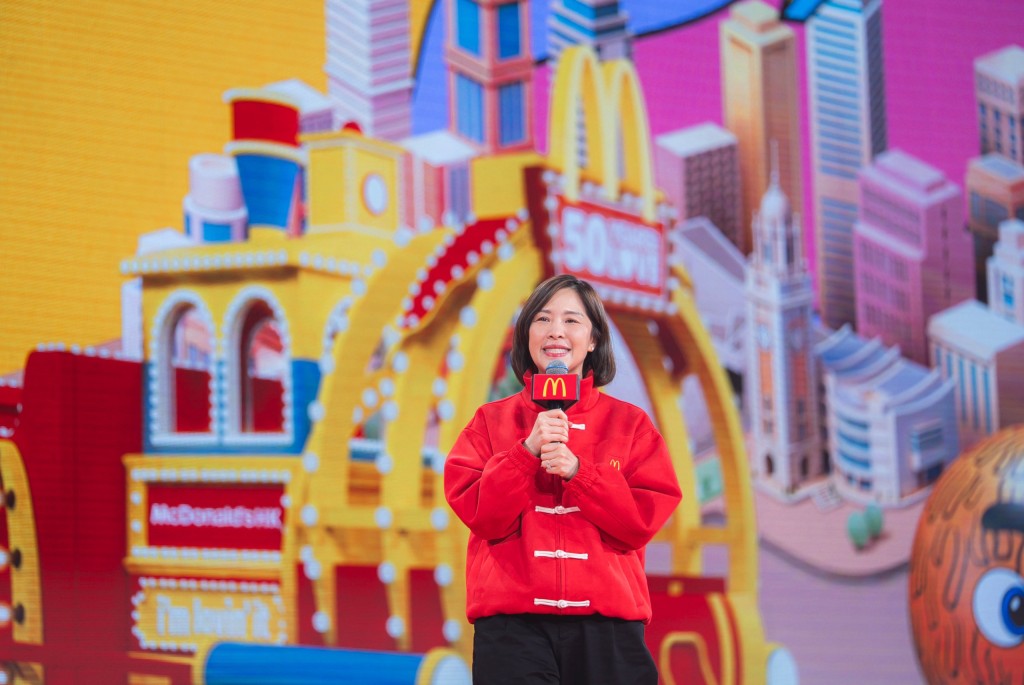 香港麦当劳行政总裁黎韦诗致辞时感谢员工在不同岗位上的坚持和付出，让公司屡创佳绩，并与全港市民共庆50周年这个重要里程碑。