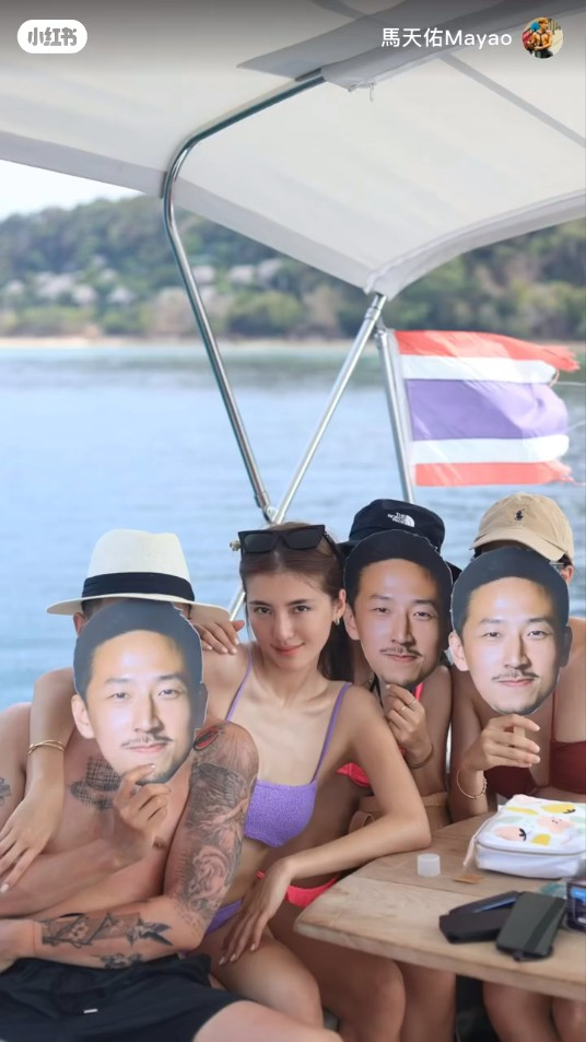 还有一张则是吴千语身穿泳衣在游艇上拍照，非常搞笑。