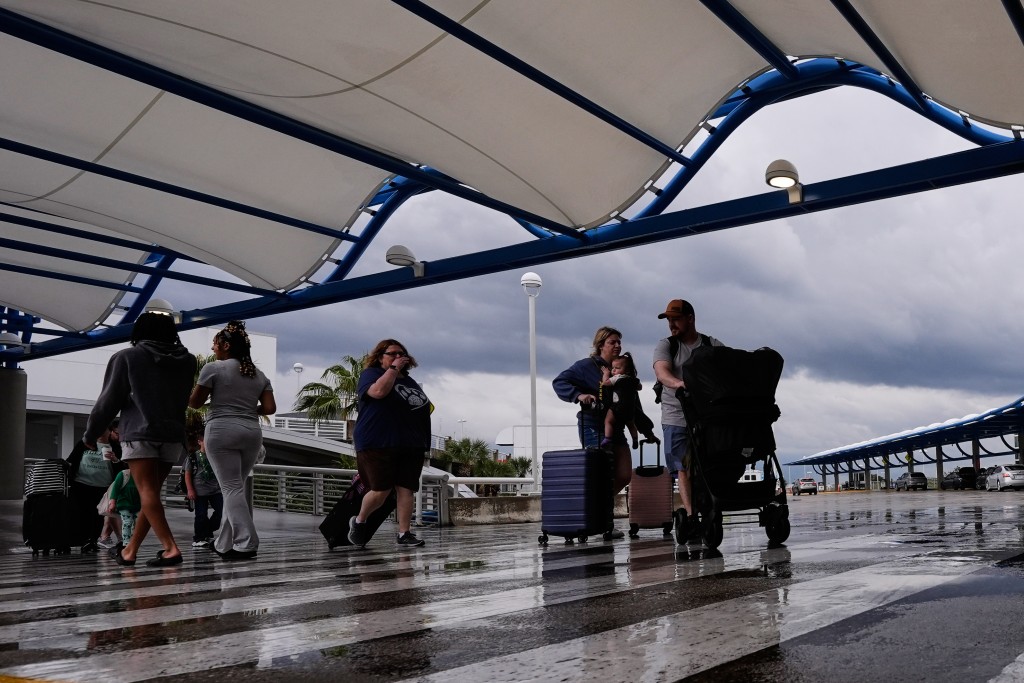 美國受大規模強風暴及潛在「炸彈氣旋」影響，航空交通陷入混亂。（美聯社）