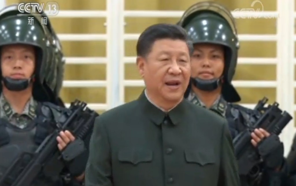 習近平視察解放軍駐澳部隊。央視圖