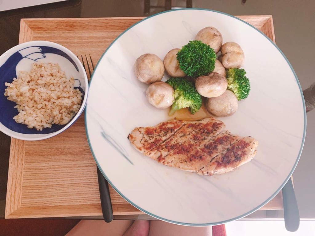 當林心如發現自己最近的飯局多了，會刻意吃得清淡，為自己預備健康午餐：藜麥飯、烤蘑菇、花椰菜、乾煎雞胸肉。（相片來源：loveruby_official）