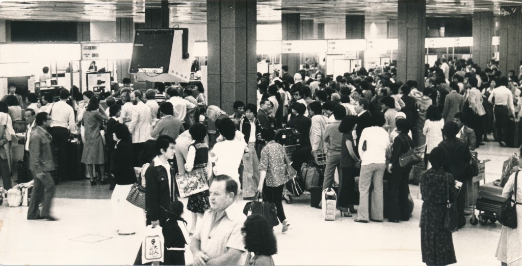 1979年復活節假期大批市民外遊、啟德機場大堂迫滿旅客等候辦理登機。資料圖片
