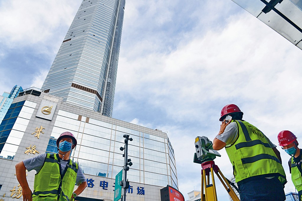 ■工作人员调查赛格大厦晃动原因。