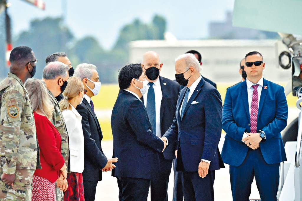 日本外相林方正(右二)周日在東京橫田空軍基地,迎接美國總統拜登。