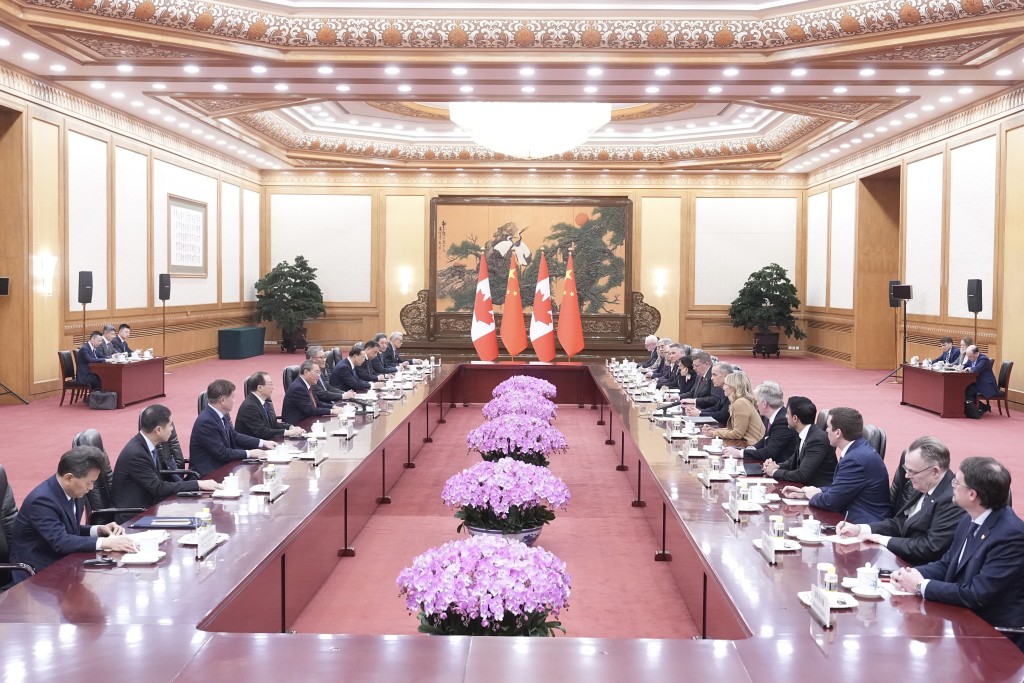 中國國務院總理李強在北京人民大會堂同來華進行正式訪問的加拿大總理卡尼舉行會談。中新社