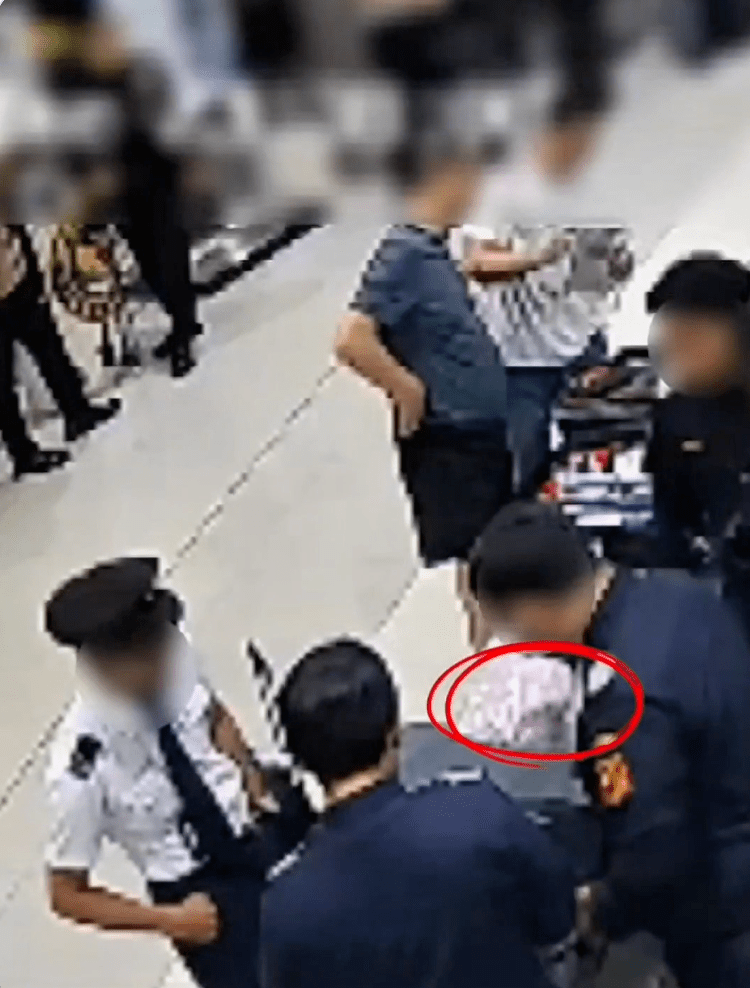 机师被关员要求打开行李箱后,海关人员很容易便在中间的拉链间格内搜出毒品。 机师被关员要求打开行李箱后,海关人员很容易便在中间的拉链间格内搜出毒品。