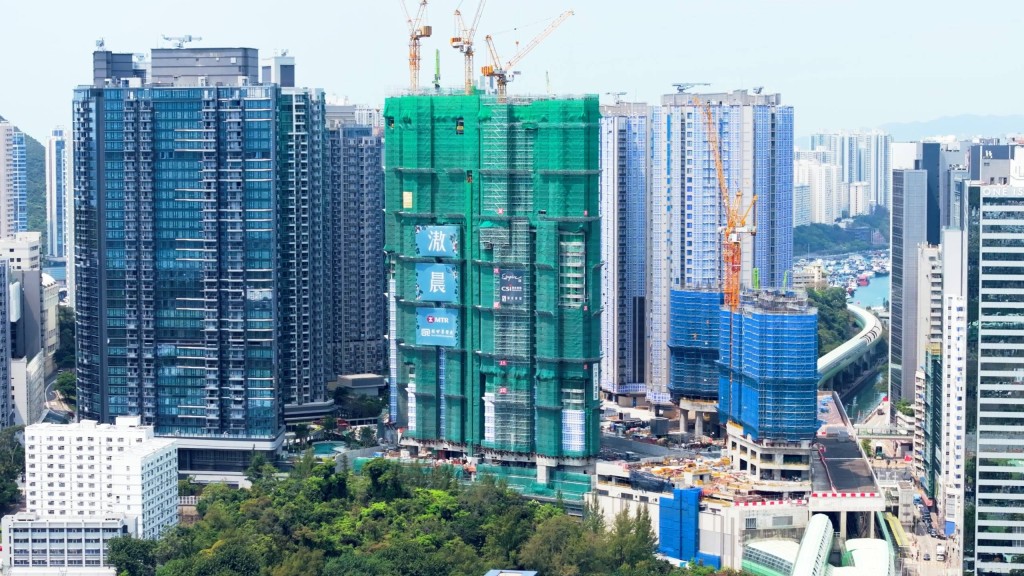 內地客亦鍾情鐵路上蓋項目，位於黃竹坑站上蓋的港島南岸屋苑，以及何文田站瑜一，上月該類買家比例同樣近六成。
