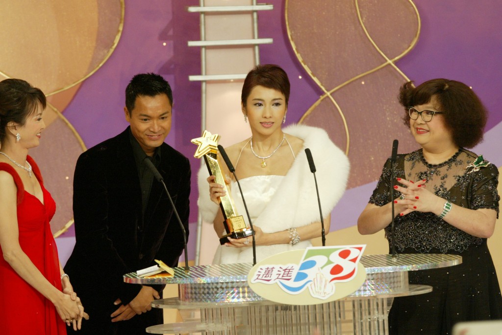 黎姿2004年凭《金枝欲孽》封视后，于事业高峰时决定为家人退出幕前。