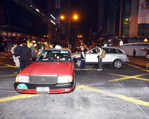 私家車車頭及的士車尾受損毀。