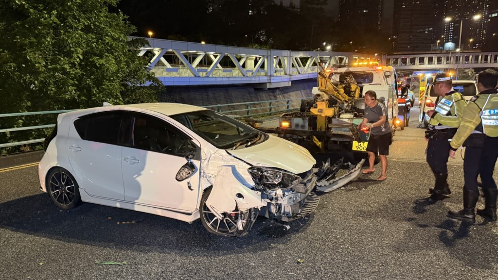 美孚新邨對開3車相撞 私家車男司機輕傷送院。黎志偉攝 美孚新邨對開3車相撞 私家車男司機輕傷送院。黎志偉攝