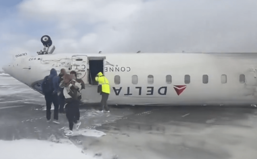 有乘客從飛機逃生。網上片段截圖 有乘客從飛機逃生。網上片段截圖