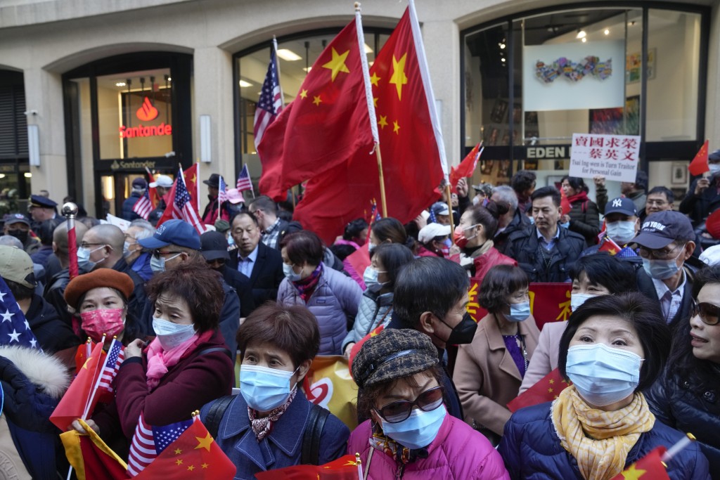 酒店對面約有20名華人抗議蔡英文過境美國。美聯社